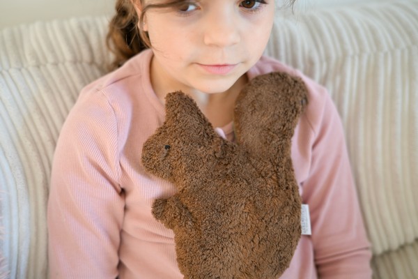 Kinderkissen Simon das Eichhörnchen mit Traubenkernfüllung - Bio Plüsch