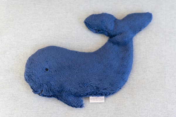 Kinderkissen Jörn der Wal mit Traubenkernfüllung - Bio Plüsch