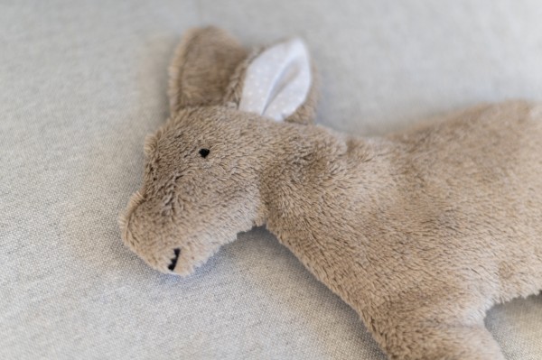 Kinderkissen Emil der Esel mit Traubenkernfüllung - Bio Plüsch