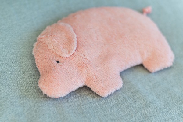 Kinderkissen Jule das Schweinchen mit Traubenkernfüllung - Bio Plüsch