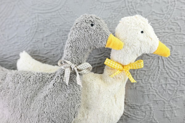 Kinderkissen Greta und Marie-Charlotte die Gänse mit Traubenkernfüllung - Bio Plüsch