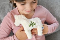 Kinderkissen Dalapferdchen mit Kirschkernfüllung - Bio Plüsch Kinderkissen Dalapferdchen mit Kirschkernfüllung - Bio Plüsch