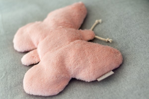 Kinderkissen Schmetterling Lilly mit Traubenkernfüllung - Bio Plüsch